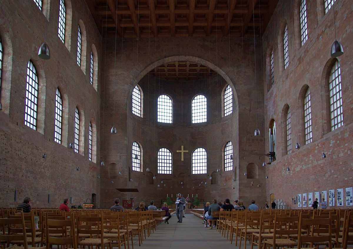   Die Ingelheimer Aula war in ihrer Grundform von antiken Vorbildern beeinflusst, wie zum Beispiel der Konstantinbasilika in Trier aus dem  4. Jh. n. Chr.  