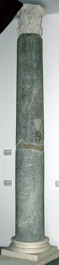   Diese Säule aus grauem Marmor wurde in Ingelheim gefunden und dürfte einst in einem der Säulengänge verbaut gewesen sein. (Besucherzentrum und Museum bei der Kaiserpfalz, Ingelheim)  